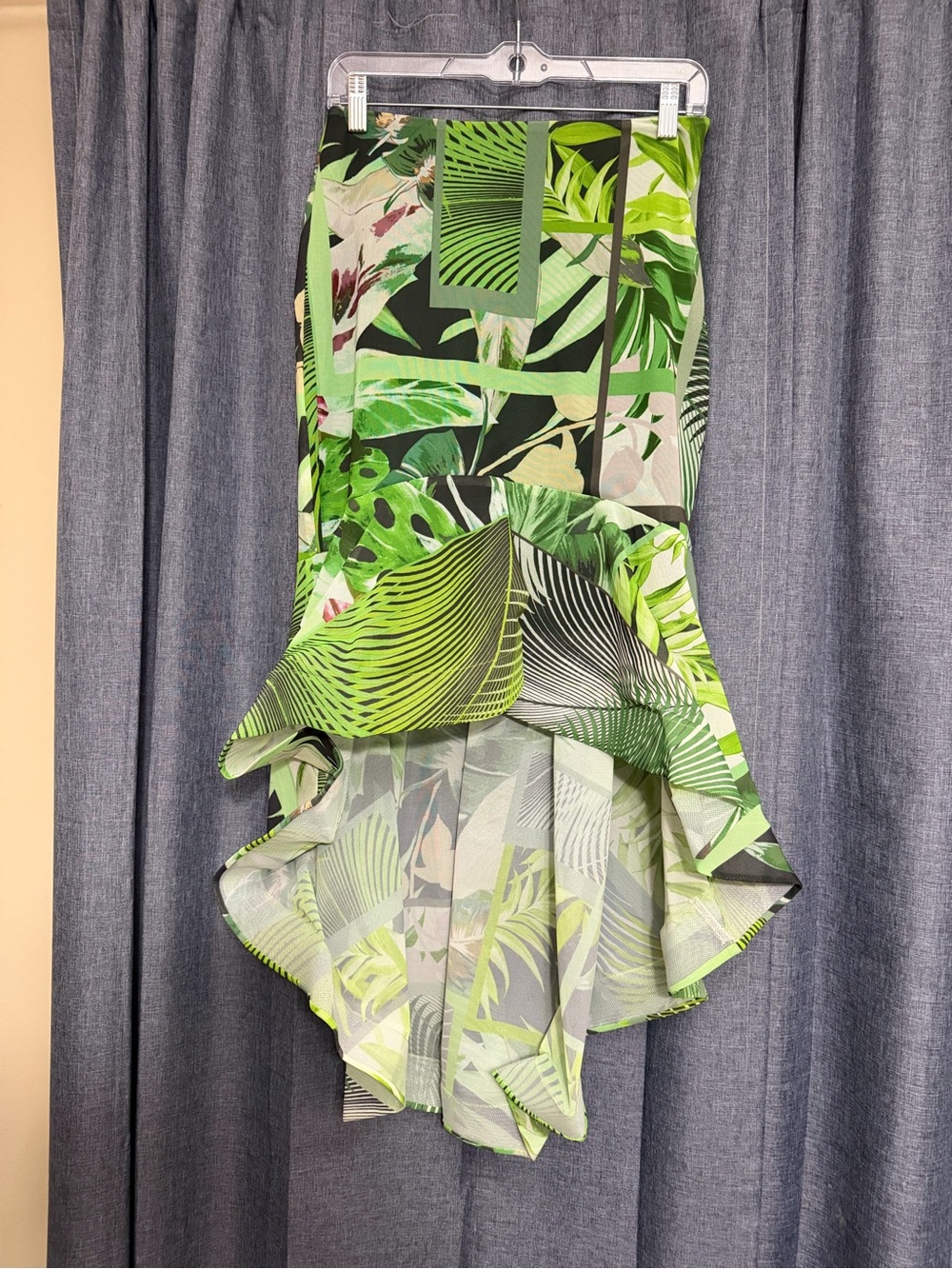 CQ by CQ Tropical Leaf Ruffle High-Low Skirt - Green Print M